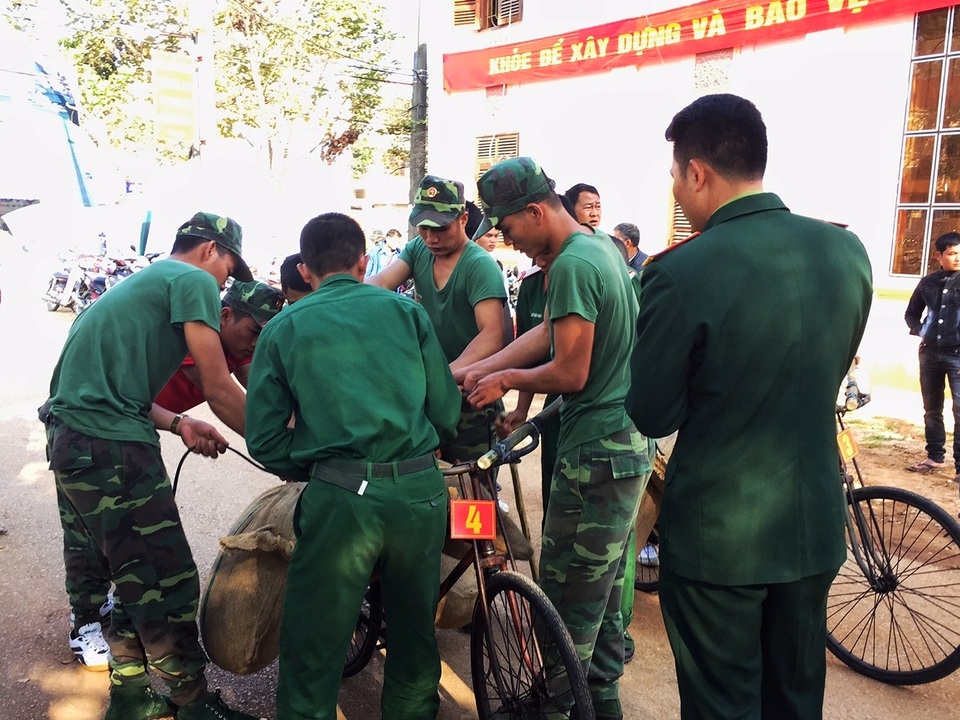 Sôi nổi tái hiện xe đạp thồ Điện Biên Phủ tại Lễ hội Hoa Ban - 6 Sôi nổi tái hiện xe đạp thồ Điện Biên Phủ tại Lễ hội Hoa Ban - 6