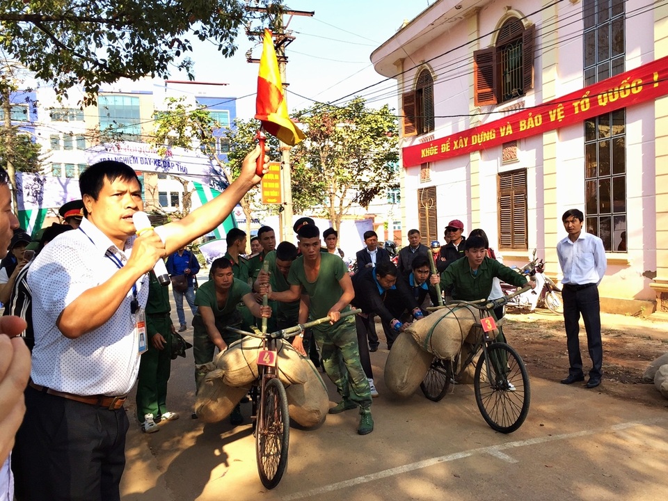 Sôi nổi tái hiện xe đạp thồ Điện Biên Phủ tại Lễ hội Hoa Ban - 7 Mỗi hiệp là hai đội tham gia thi đấu song song.