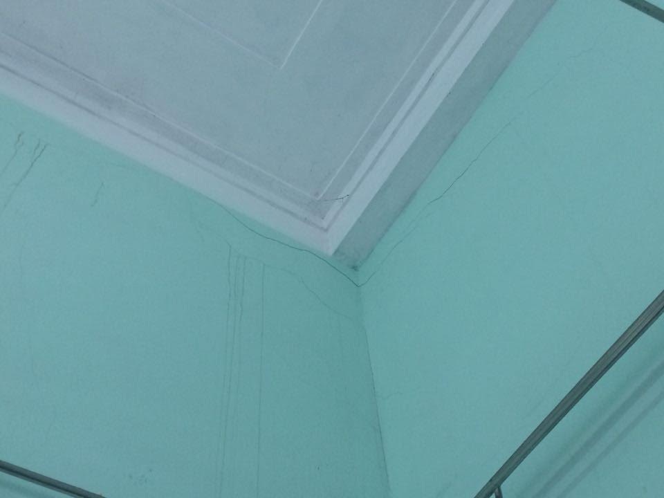 Dự án xong gần 3 năm, dân vẫn mòn mỏi chờ đền bù - 2 Những vết nứt do hậu quả của việc thi công quốc lộ 1A