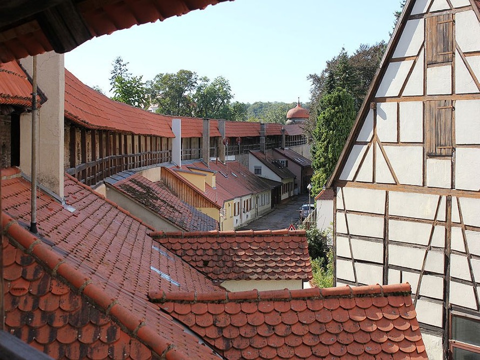 
Đất đá xây nhà, đường xá trong thị trấn là hợp chất kim cương, pha lê, thủy tinh.
