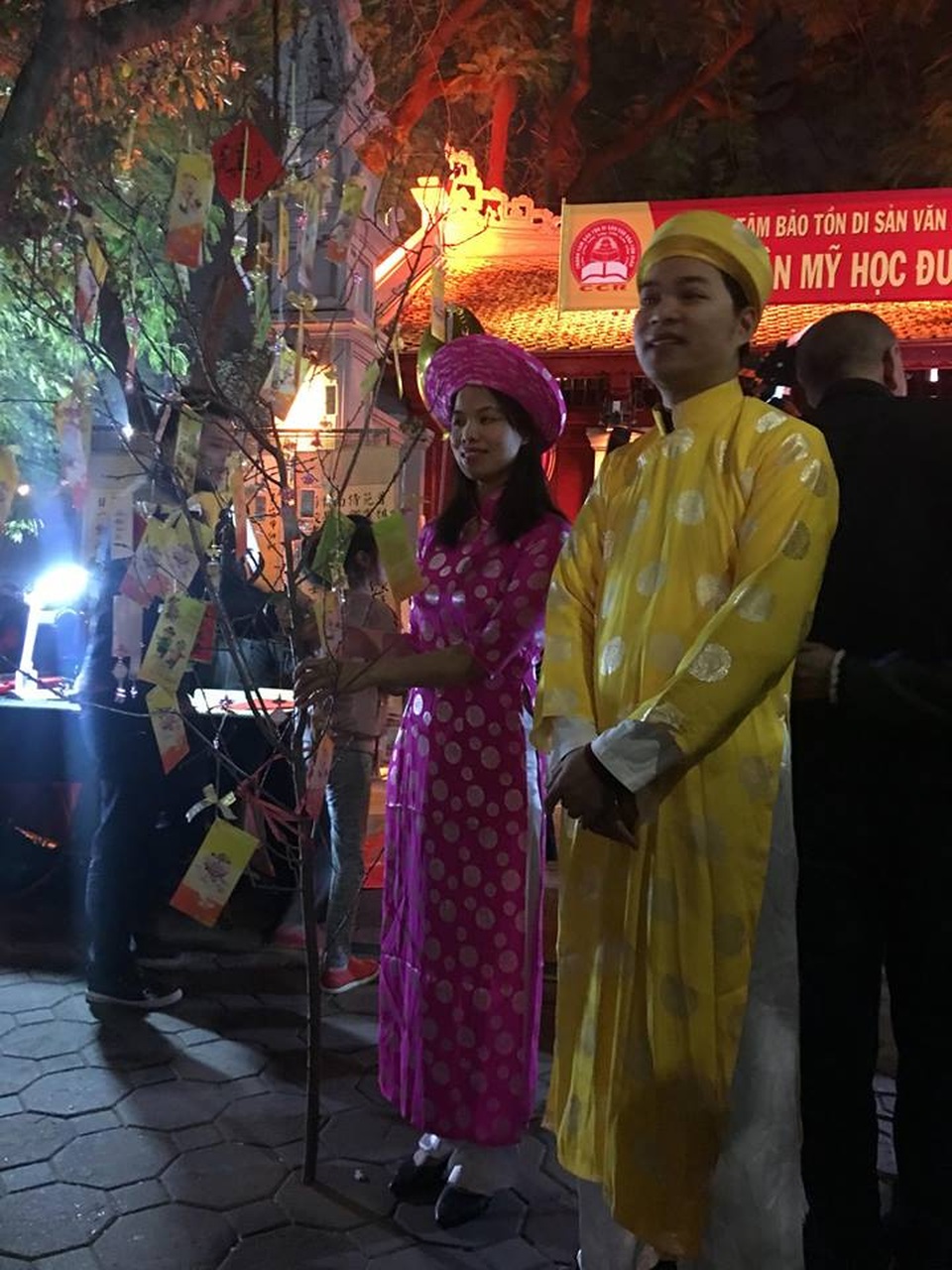 Người dân cả nước hân hoan trong phút giao thừa - 45 Những tấm thiệp miễn phí được phát cho du khách tại bờ hồ