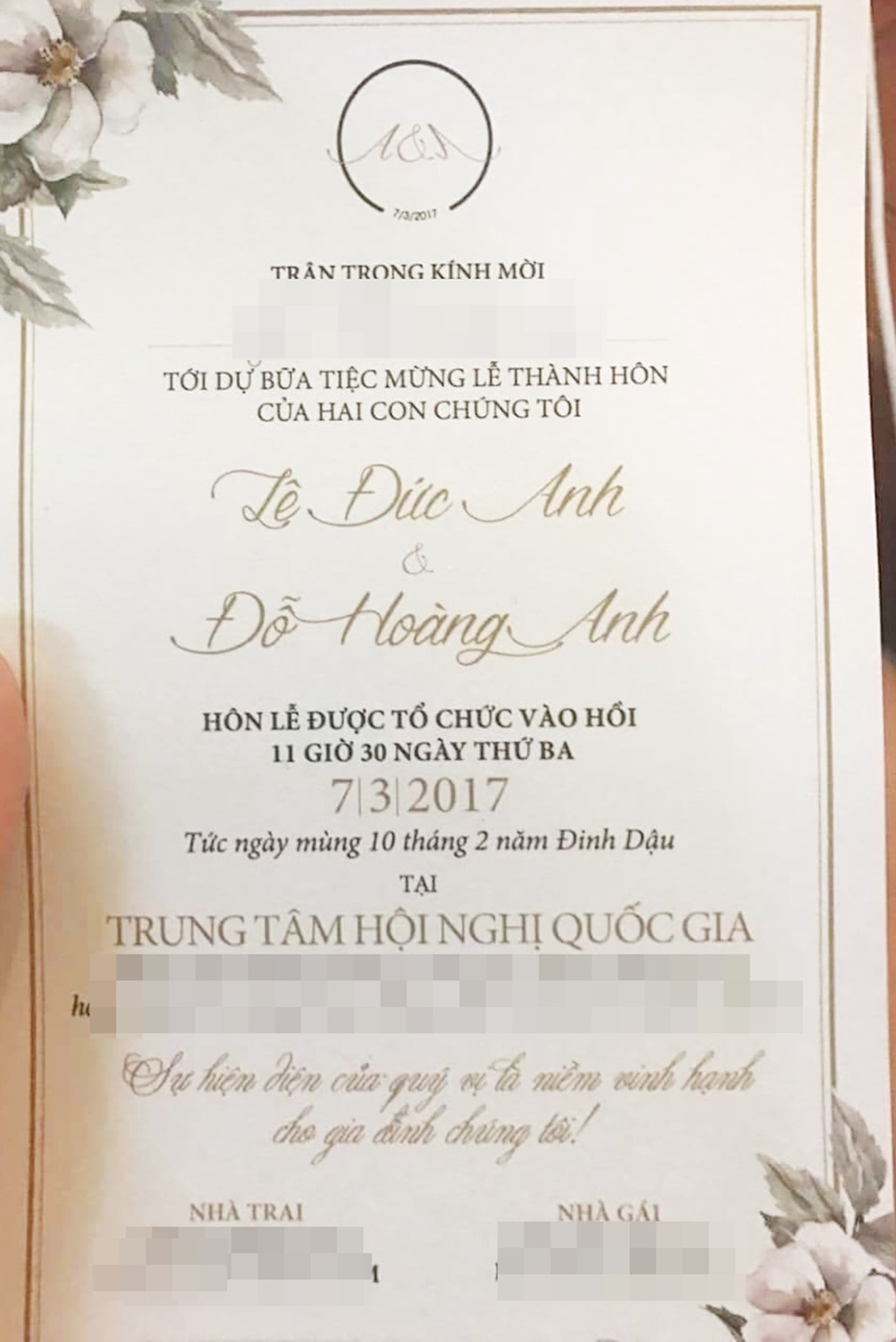 Lộ diện những hình ảnh đầu tiên về đám cưới Á hậu Hoàng Anh - 3 Cận cảnh thiệp mời cưới của cặp đôi. Thiệp mời trang nhã với họa tiết hoa.