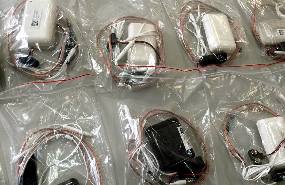 Các bộ thiết bị thu âm dạng dây đeo cổ.