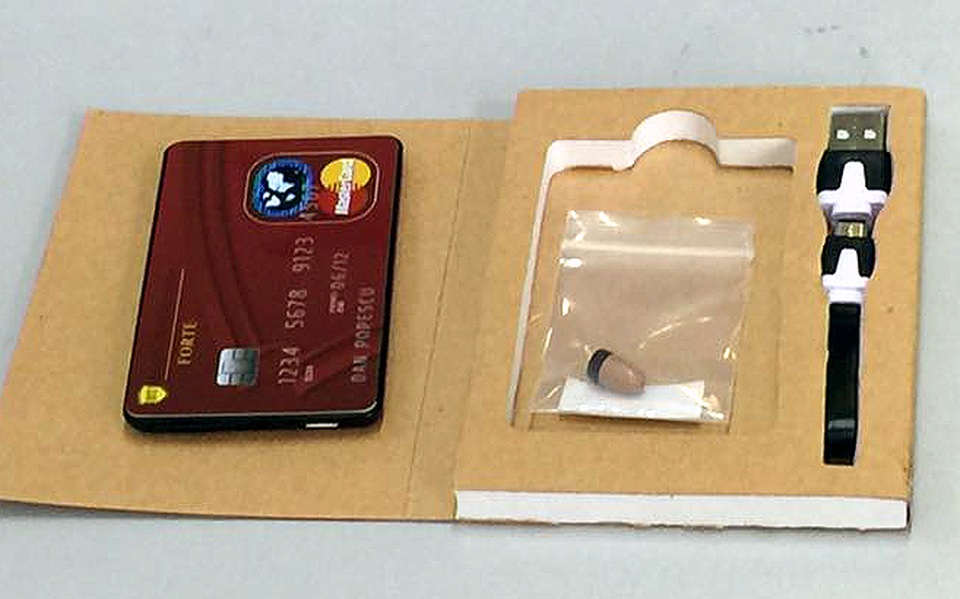 Một bộ thiết bị thu âm dạng thẻ ATM.