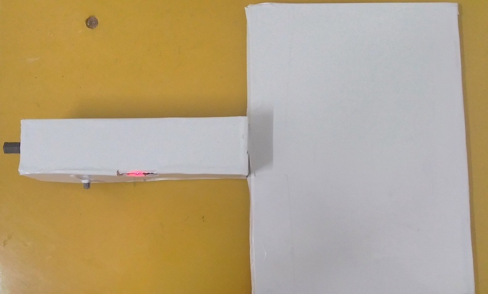 Sáng chế máy phát hiện gian lận thi cử - 2 Phiên bản đầu của thiết bị phát hiện gian lận thi cử bằng công nghệ cao (ảnh NVCC)