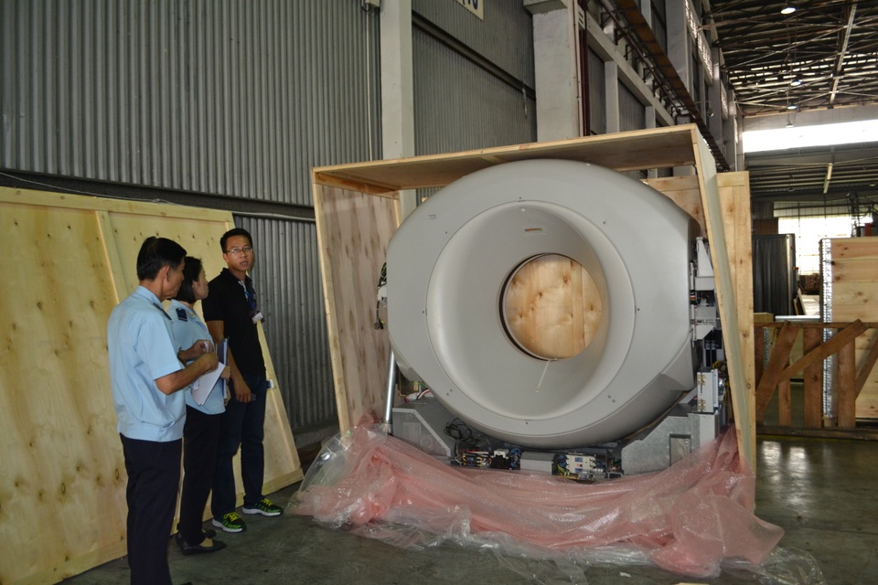 Bắt giữ lô thiết bị y tế cũ trị giá 3,2 tỷ đồng nhập lậu qua đường hàng không - 2 Máy chụp CT cắt lớp đã qua sử dụng là mặt hàng cấm nhập khẩu