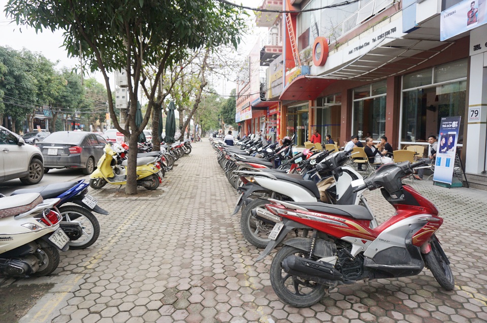 Thanh niên tình nguyện viết giấy "nhắn" chủ xe vi phạm - 5 Vỉa hè đường Nguyễn Thị Minh Khai thông thoáng, lối đi cho người đi bộ được đảm bảo.