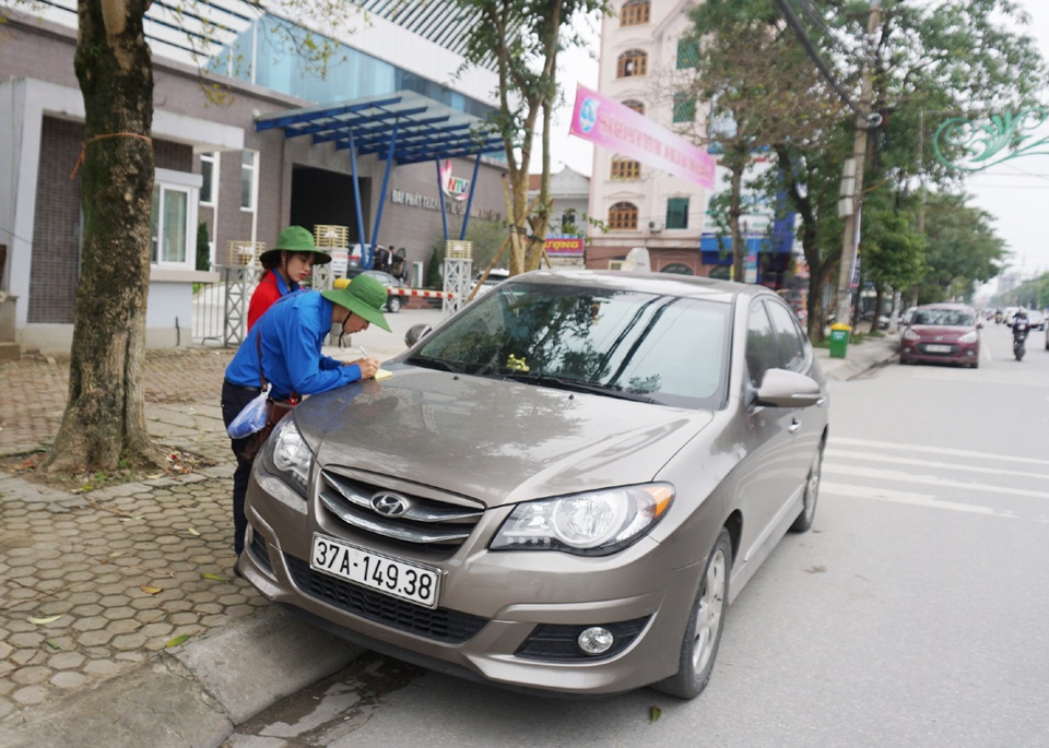 Thanh niên tình nguyện viết giấy "nhắn" chủ xe vi phạm - 3 Một chiếc xe đậu sai quy định, được các tình nguyện viên viết giấy nhắc nhở do chủ xe không có mặt.