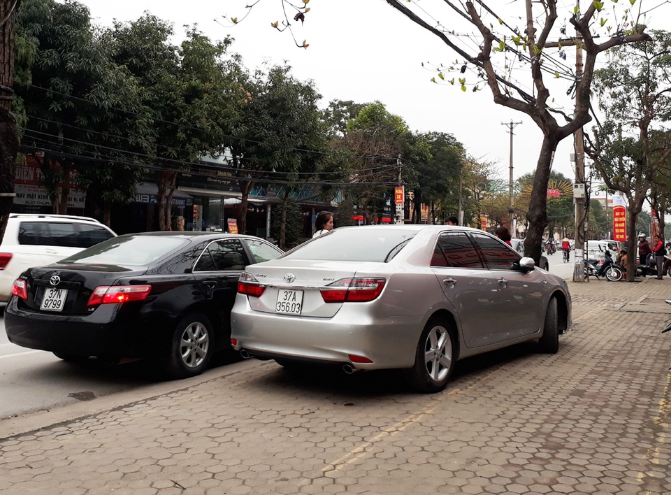Thanh niên tình nguyện viết giấy "nhắn" chủ xe vi phạm - 1 Mặc dù cơ quan chức năng xử lý rất quyết liệt nhưng ý thức của một bộ phận người dân trong việc đảm bảo trật tự lòng, lề đường chưa cao. Trong ảnh là một chiếc ô tô đậu trên vỉa hè đường Nguyễn Thị Minh Khai (TP Vinh) chiều ngày 10/3.