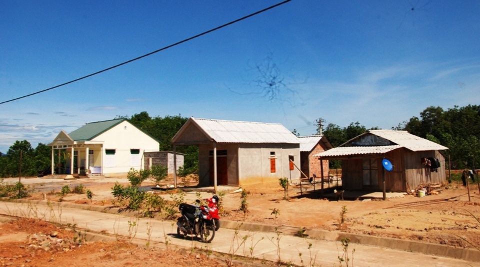 Thiếu đất sản xuất, dân tái định cư khốn khó đủ đường - 2 Nhiều hộ gia đình vẫn thuộc diện hộ nghèo
