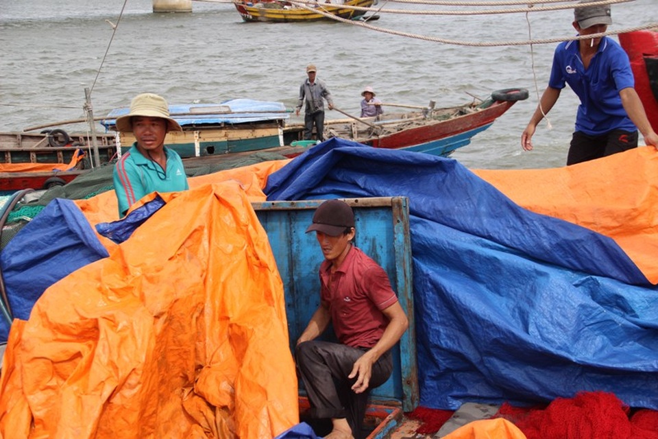 Nan giải “bài toán” thiếu lao động làm nghề biển - 2 Tàu anh Hồng đang chuẩn bị ra khơi