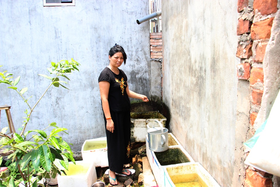 Hà Nội: Công ty nước sạch “bỏ mặc” người dân thiếu nước 20 ngày - 6
Bà Hương chỉ chỗ mà nhiều hộ dân trong xóm đã ra đây xin nước giếng khoan của nhà thờ bên cạnh.