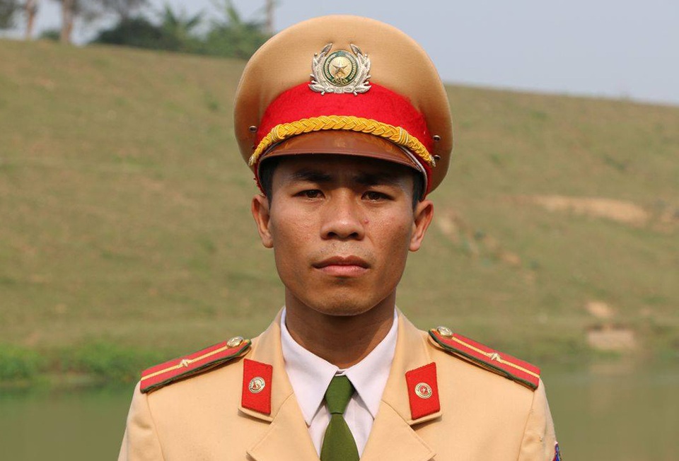 Thiếu úy cảnh sát giao thông nhảy xuống dòng nước xiết cứu người - 1 Thiếu úy Nguyễn Duy Tưởng (ảnh Hữu Hoàn)