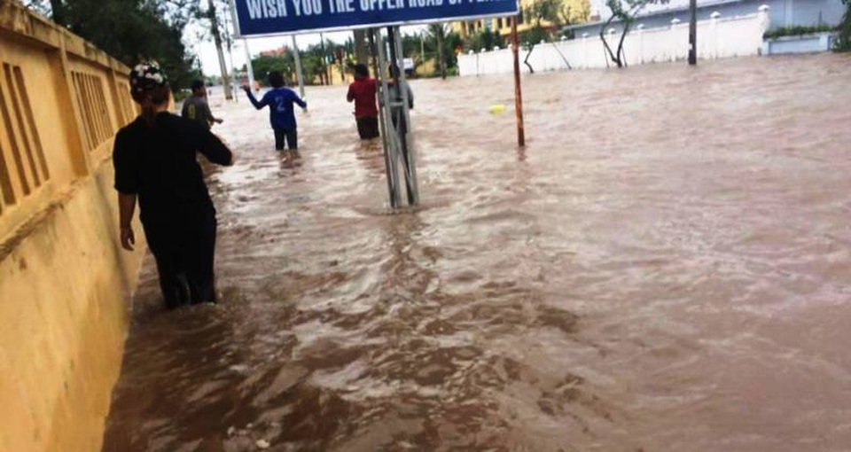 Nước biển dâng cao đột ngột, nhiều vùng ngập nặng - 13 Người dân bì bõm lội nước trên các tuyến đường bị ngập (ảnh: Phạm Tùng)