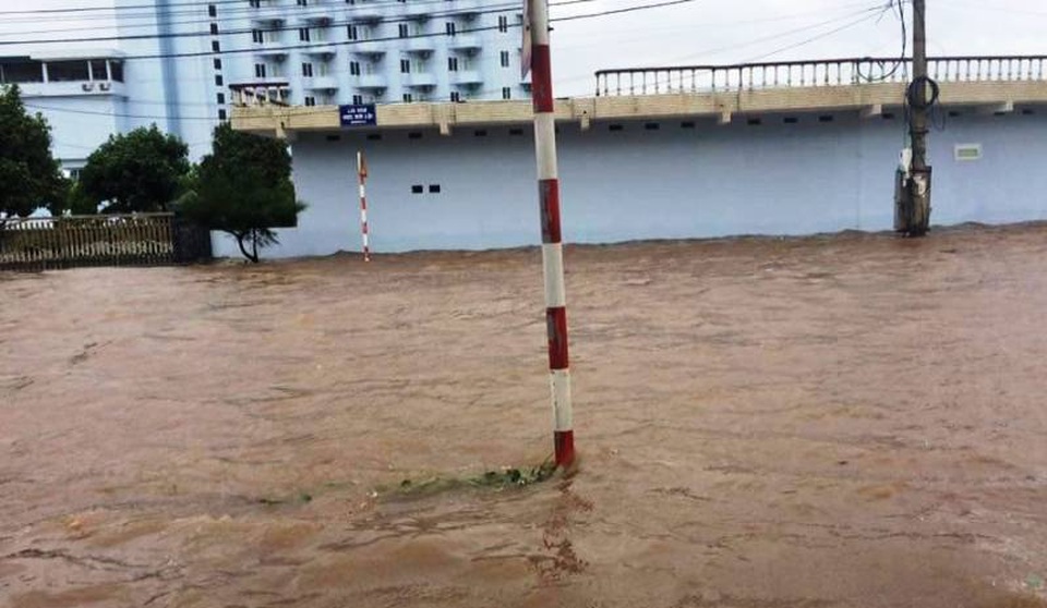 Nước biển dâng cao đột ngột, nhiều vùng ngập nặng - 12 Nhiều tuyến đường ven biển bị ngập nặng (ảnh: Phạm Tùng)
