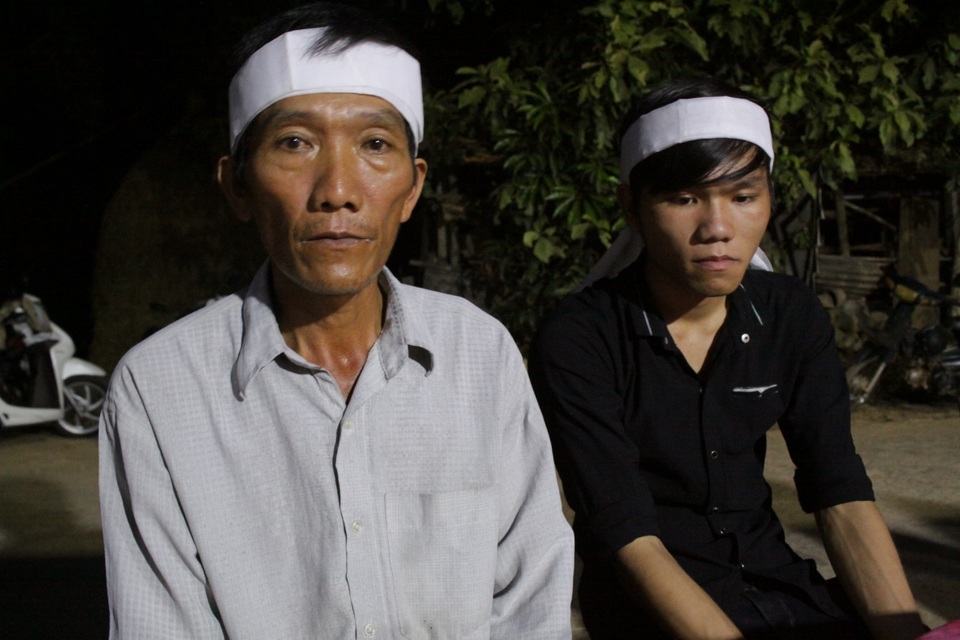 Thi xong, con về đứng bên quan tài mẹ - 1 Em Thới Ngọc Hiệu và bố. Những ngày qua, Hiệu đã gắng gượng gạt nước mắt trong nỗi đau mất mẹ để dự kỳ thi THPT quốc gia 2107