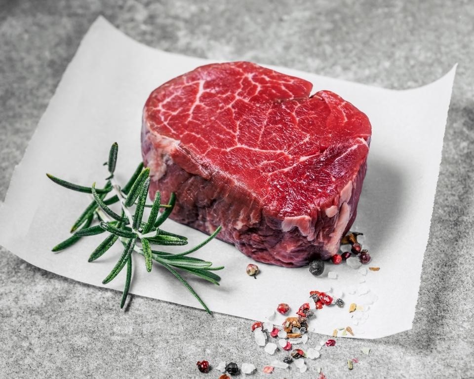 
Chỉ 100 gram thịt bò đã chứa khoảng 12,3 mg kẽm – nhiều hơn lượng bạn cần ăn mỗi ngày.
