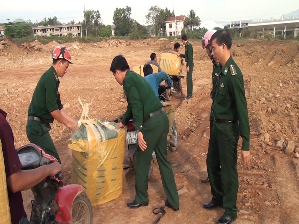 Quảng Trị: Chặn đứng 4 tạ gân gà bốc mùi nhập lậu từ Lào - 1 Lực lượng chức năng phát hiện 4 xe mô tô vận chuyển lậu hàng qua biên giới
