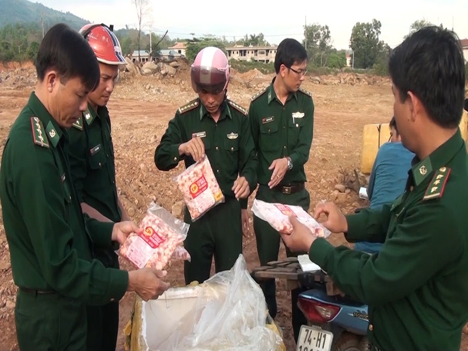 Quảng Trị: Chặn đứng 4 tạ gân gà bốc mùi nhập lậu từ Lào - 2 Kiểm tra bên trong phát hiện hơn 400 kg thịt gia cầm