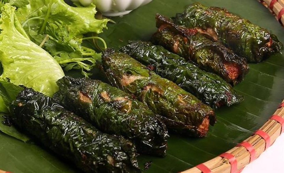 Dùng đũa nhẹ nhàng lật trở nhiều lần tới khi thịt nhái chín đều, miếng cuốn có màu vàng cánh gián và không rách nát.