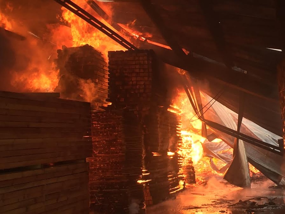 Thợ hàn gây cháy xưởng thiệt hại hơn 10 tỷ đồng bị tuyên phạt 6 năm tù - 2 Hiện trường vụ cháy công ty Nam Á