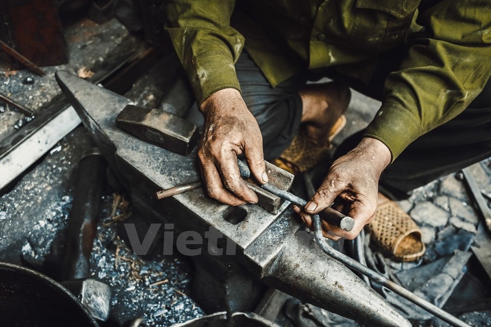 Một ngày của người thợ rèn cuối cùng ở khu phố cổ Hà Nội - 10
Công việc luôn khiến ông bận rộn. ‘Tôi xem công việc của mình như một thú vui nên thấy rất thoải mái’, ông cười.