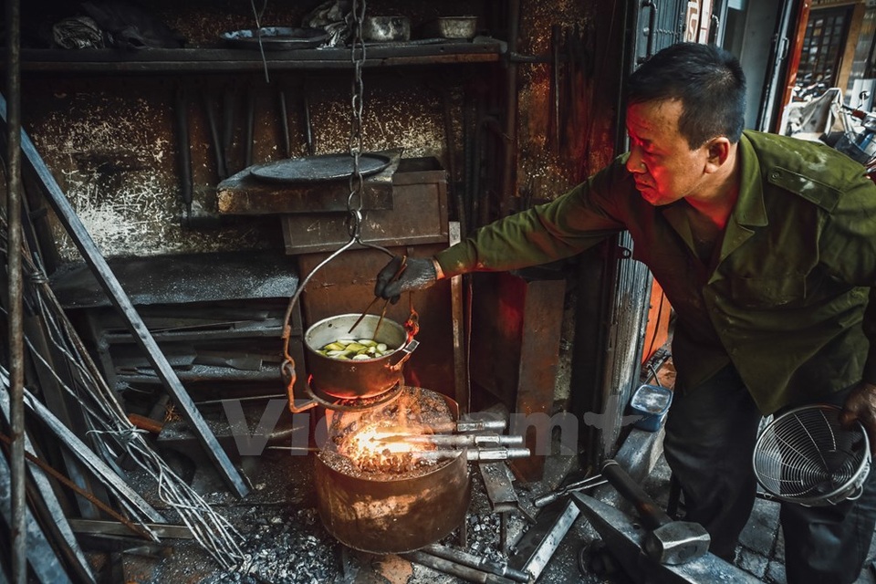 Một ngày của người thợ rèn cuối cùng ở khu phố cổ Hà Nội - 11 hiếc lò rèn gắn bó với ông hàng chục năm trời từ lúc làm việc đến lúc nấu ăn.