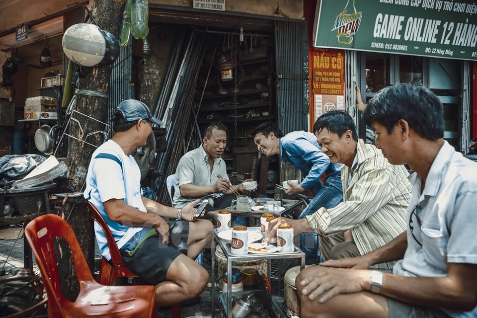 Một ngày của người thợ rèn cuối cùng ở khu phố cổ Hà Nội - 12
Ông Hùng được mọi người yêu quý bởi sự vui tính pha lẫn với những câu chuyện triết lý sâu sắc về cuộc đời.