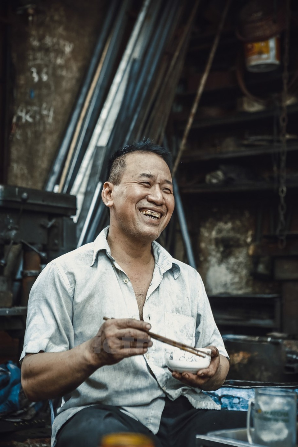 Một ngày của người thợ rèn cuối cùng ở khu phố cổ Hà Nội - 13
Khi nghỉ ngơi, ông Hùng mới lộ rõ tính cách thật sự hài hước, vui vẻ của mình khác hẳn so với khi làm việc.