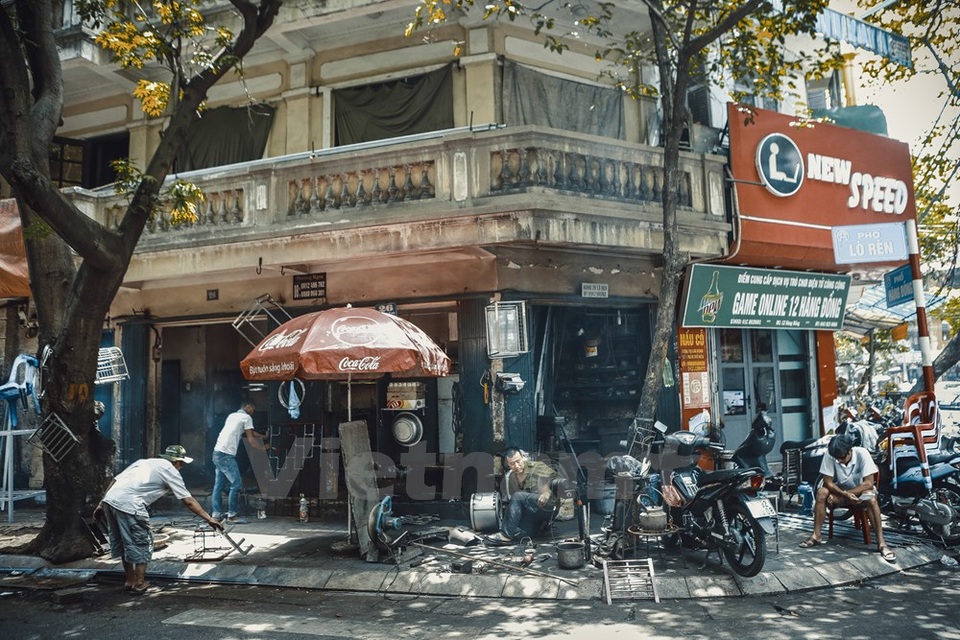 Một ngày của người thợ rèn cuối cùng ở khu phố cổ Hà Nội - 2
Nơi làm việc của ông Hùng bây giờ gói gọn trong không gian hình tam giác rộng khoảng 4m2 được ngăn ra từ căn nhà mặt phố đồ sộ của gia đình.