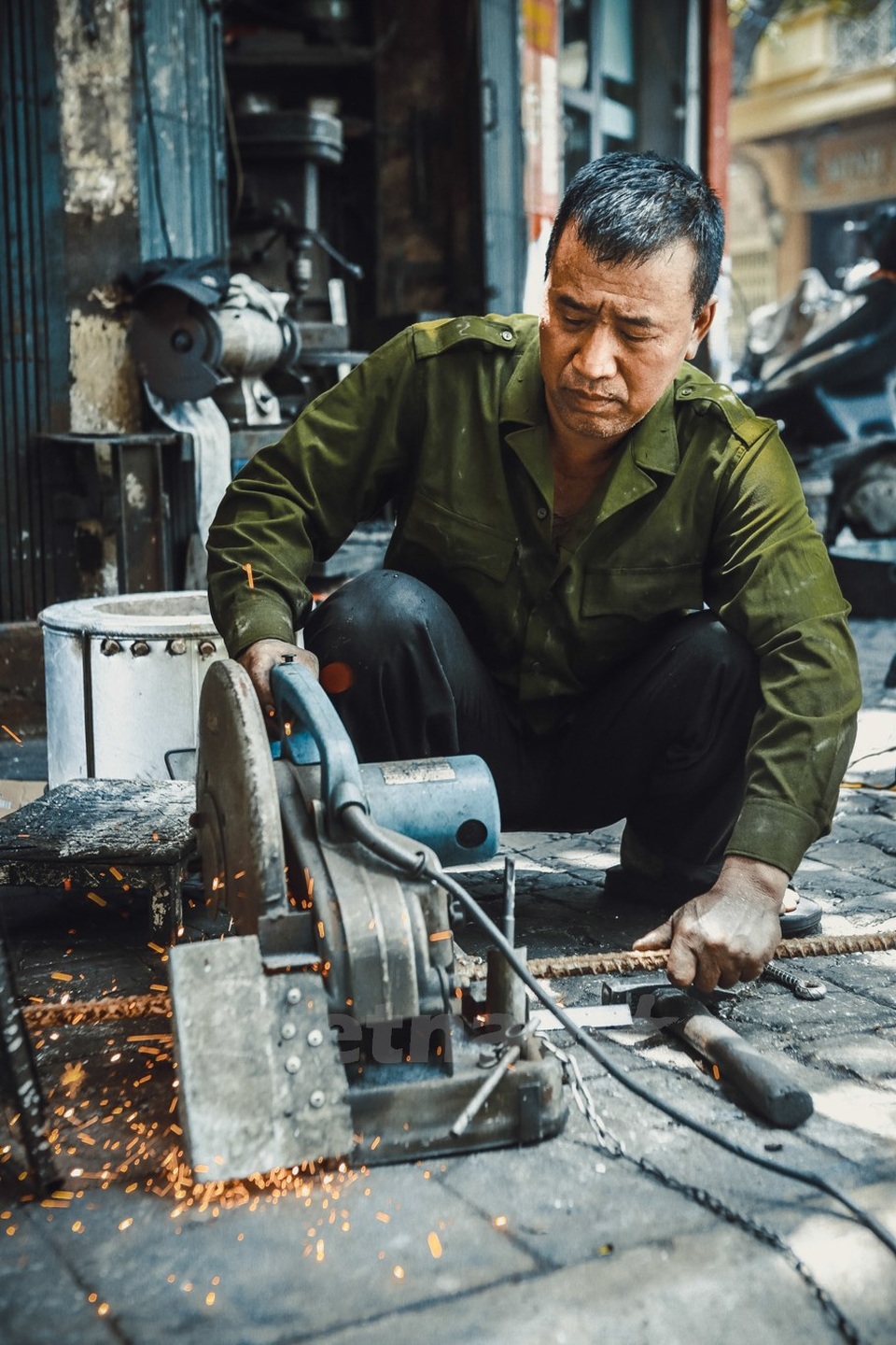 Một ngày của người thợ rèn cuối cùng ở khu phố cổ Hà Nội - 3
Các cụ nhà ông Hùng vẫn truyền, trước đây người dân làng Canh (huyện Từ Liêm) có nghề đặt bễ rèn những đồ dân dụng bằng sắt. Họ gánh bễ đi khắp nơi rèn thuê nông cụ, đồ dùng gia đình cùng những vũ khí nhỏ