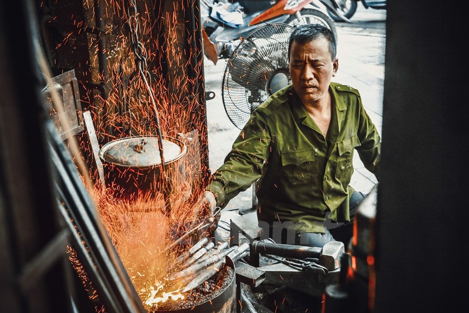 Một ngày của người thợ rèn cuối cùng ở khu phố cổ Hà Nội - 6 Lò rèn của ông Hùng là nơi cuối cùng trên cả con phố cổ làm ra những chiếc búa, dao, kéo bên bếp lò than rừng rực.