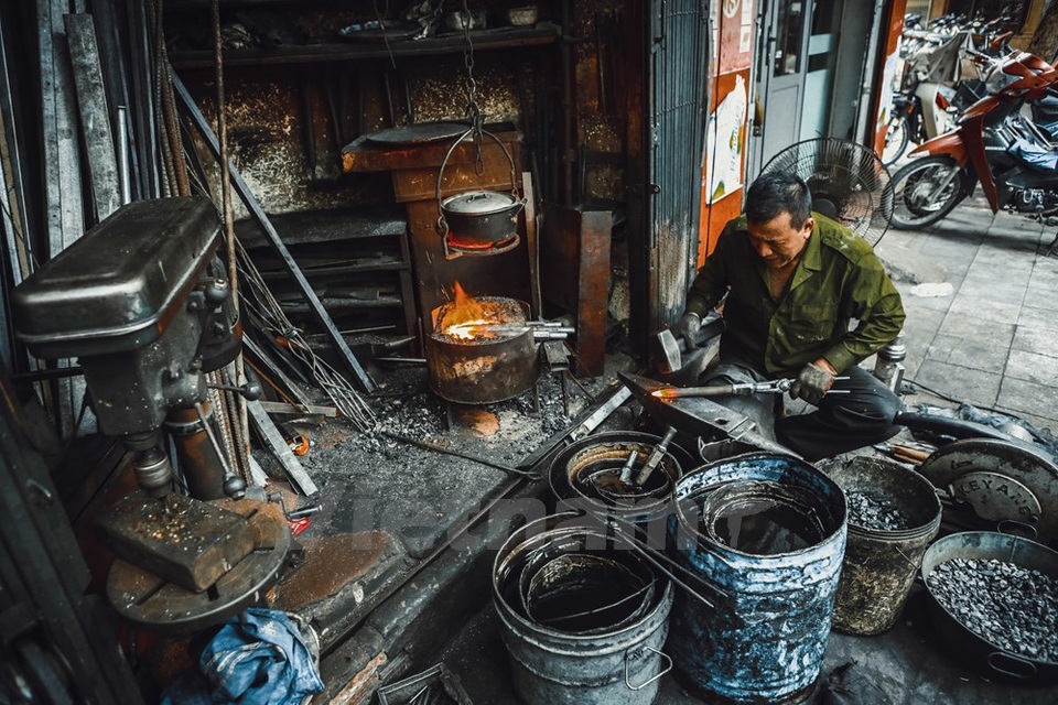 Một ngày của người thợ rèn cuối cùng ở khu phố cổ Hà Nội - 7
Ông Hùng chia sẻ đây là nghề rất vất vả, lò rèn và những thùng dầu sôi sùng sục lên tới hàng trăm độ giữa tiết trời nóng bức mùa hè, mùa Đông thì khô nứt nẻ.