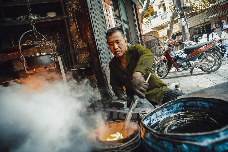 Một ngày của người thợ rèn cuối cùng ở khu phố cổ Hà Nội - 8
Ông Hùng ngậm ngùi nói, ông không truyền nghề cho con cái mình và cũng có thể, khi ông không còn sức lực làm việc nữa, nghề thợ rèn trên con phố này cũng chính thức biến mất.