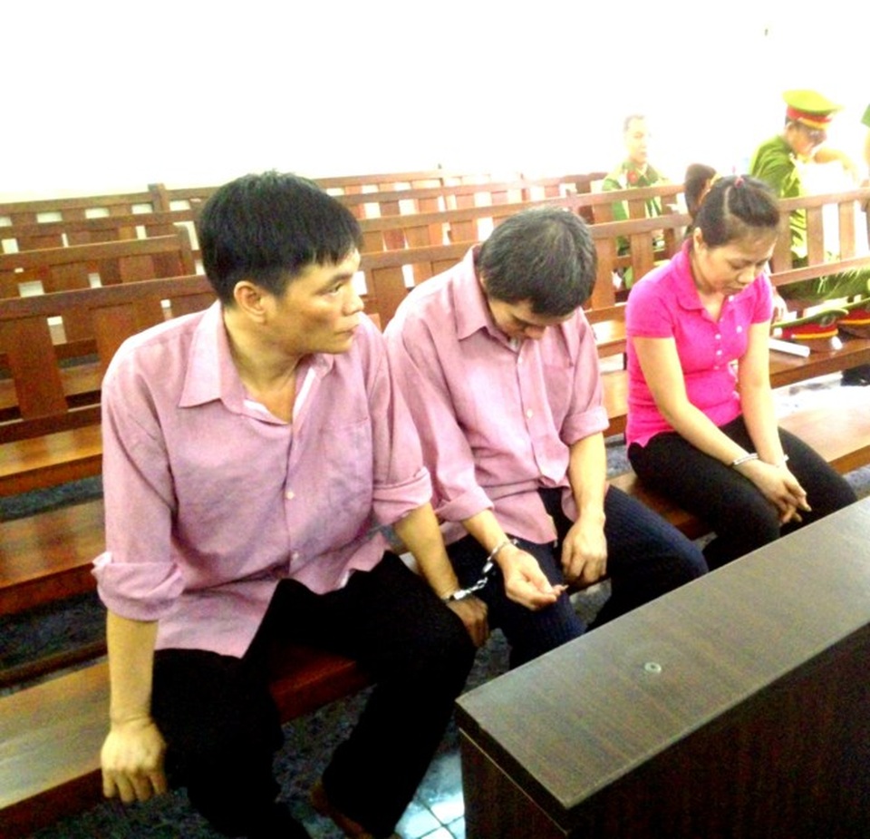Tòa không xem việc mua bán ‘dụng cụ kích dục’ là phạm tội - 1 Các bị cáo đã ‘thoát’ truy cứu hành vi mua bán dụng cụ kích dục vì không có văn bản ‘quy tội’. Ảnh: Tân Châu