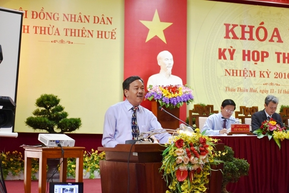 Thời gian lưu trú khách tại Huế tiếp tục giảm - 1 Ông Lê Hữu Minh, Quyền Giám đốc Sở Du lịch tỉnh Thừa Thiên Huế trả lời chất vấn (ảnh: Báo Thừa Thiên Huế)