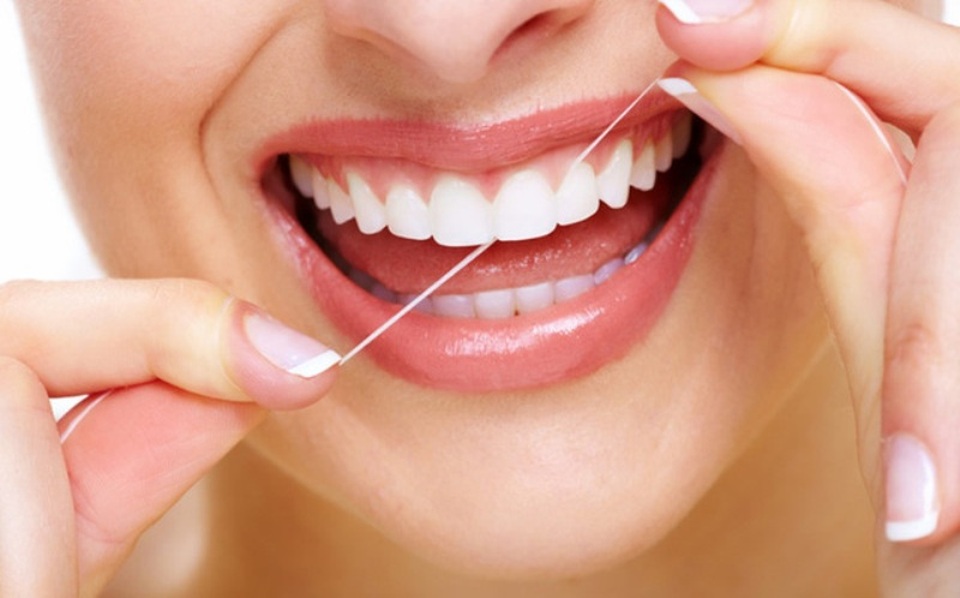 Những thói quen tưởng đúng nhưng khiến hàm răng bị tổn thương - 3 Chỉ nha khoa được nha sĩ khuyên dùng.