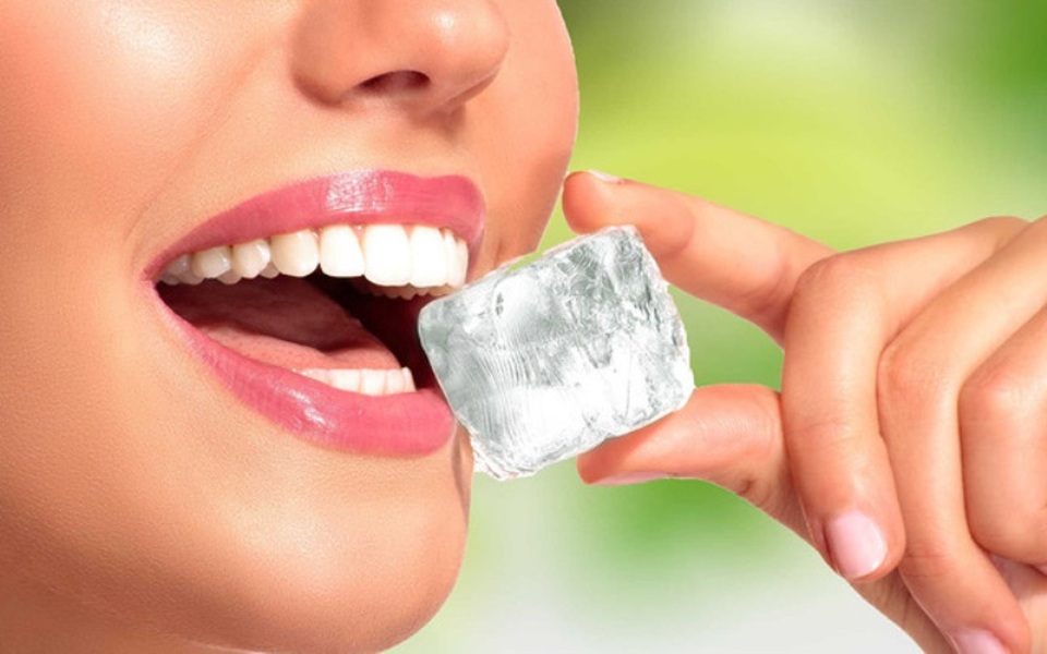 Những thói quen tưởng đúng nhưng khiến hàm răng bị tổn thương - 4 Nhai đá sẽ làm răng bị tổn thương.