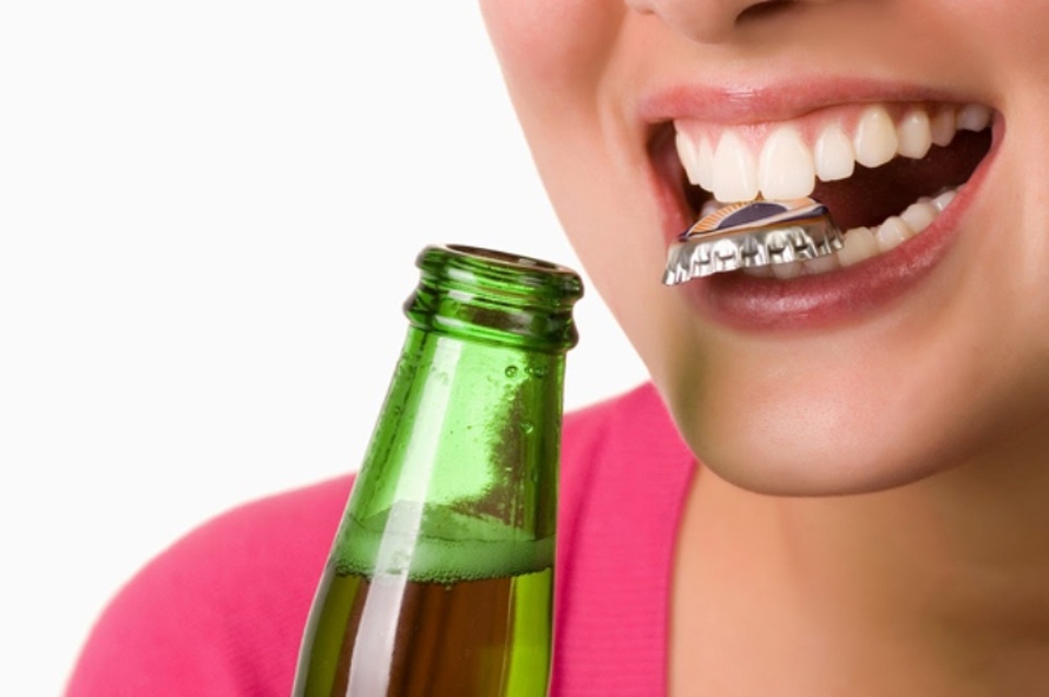 Những thói quen tưởng đúng nhưng khiến hàm răng bị tổn thương - 6 Dung răng vào mục đích khác sẽ dẫn đến hậu quả khó lường.