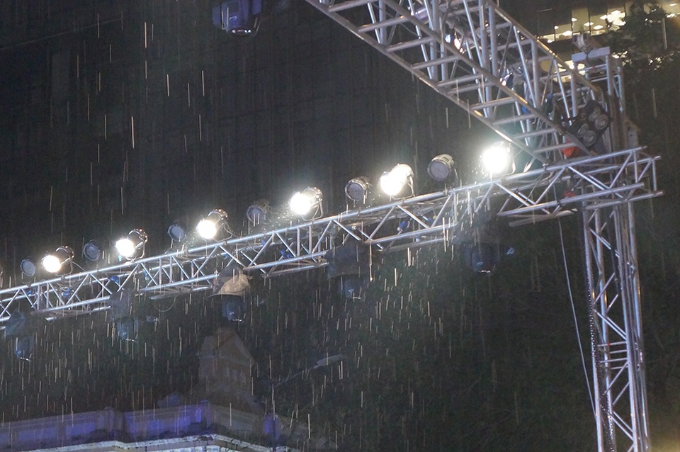 Sau phần trình diễn thời trang phần đầu của chương trình kết thúc, trời bắt đầu mưa nặng hạt