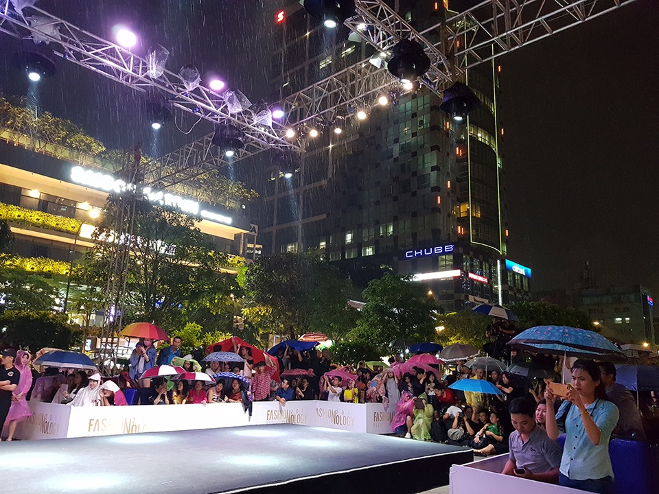 Đông đảo khán giả nán lại xem chương trình và cổ vũ cuồng nhiệt cho các người mẫu vẫn biểu diễn bất chấp trời mưa