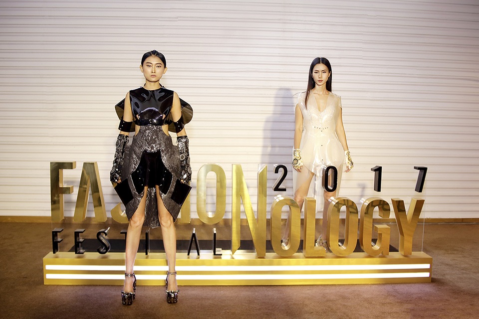 Lễ hội “Thời trang và công nghệ” mang công nghệ trình diễn mới nhất về Việt Nam - 2 Fashionology Festival 2017 là cầu nối giới thiệu thời trang Việt với bạn bè quốc tế, đồng thời mang tinh hoa, công nghệ trình diễn mới nhất về Việt Nam.