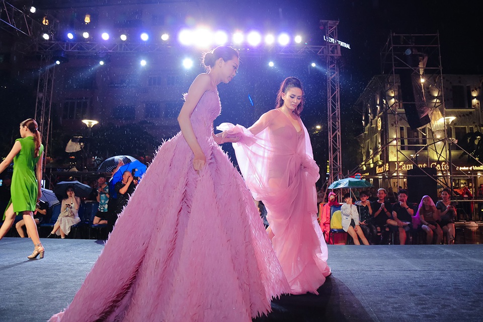 Thế nhưng mặc cho trời mưa, người mẫu Võ Hoàng Yến cùng các người mẫu vẫn hoàn thành phần trình diễn của mình