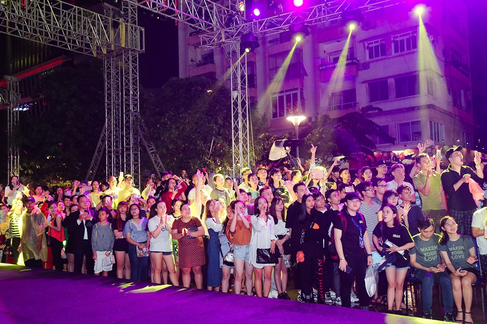 Đông đảo khán giả đã có mặt tại đây để xem chương trình thời trang được thực hiện với quy mô lớn nhất từ trước tới nay cho công chúng theo dõi tại sân khấu ngoài trời