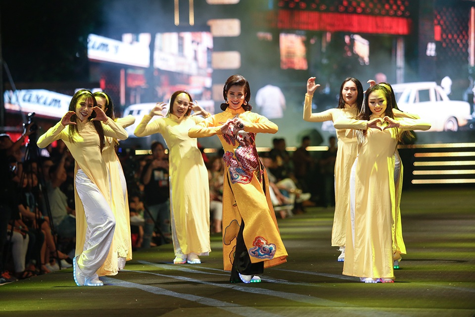 Ca sĩ Đông Nhi biểu diễn ca khúc Cô Ba Sài Gòn kết hợp cùng dàn dancer mang đến chương trình không khí vô cùng sôi động.