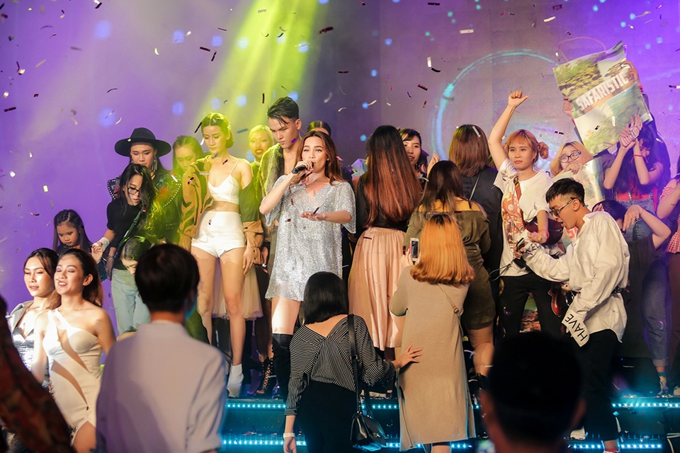 Những nhà thiết kế tương lai tỏa sáng tại "Lễ hội thời trang và Công nghệ 2017" - 23 Ca khúc cuối cùng ngoài việc trình diễn cùng vũ đoàn, còn có sự góp mặt của hơn 360 người mẫu trình diễn các bộ sưu tập, chính sự cộng hưởng này càng làm không khí thêm bùng nổ. (Ảnh: Thành Luân)
