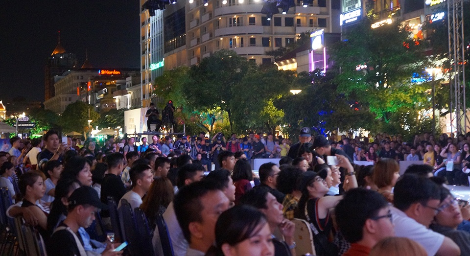 Những nhà thiết kế tương lai tỏa sáng tại "Lễ hội thời trang và Công nghệ 2017" - 2 Rất đông khán giả đã có mặt để theo dõi và bị cuốn hút bởi phần trình diễn và giới thiệu những dấu ấn riêng của các sinh viên trường đại học ngành thiết kế của thành phố.