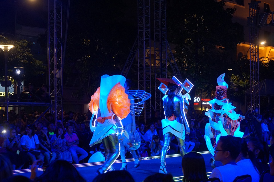 Những nhà thiết kế tương lai tỏa sáng tại "Lễ hội thời trang và Công nghệ 2017" - 19 Những thiết kế đầy thu hút với khán giả bởi sự sáng tạo đầy ấn tượng
