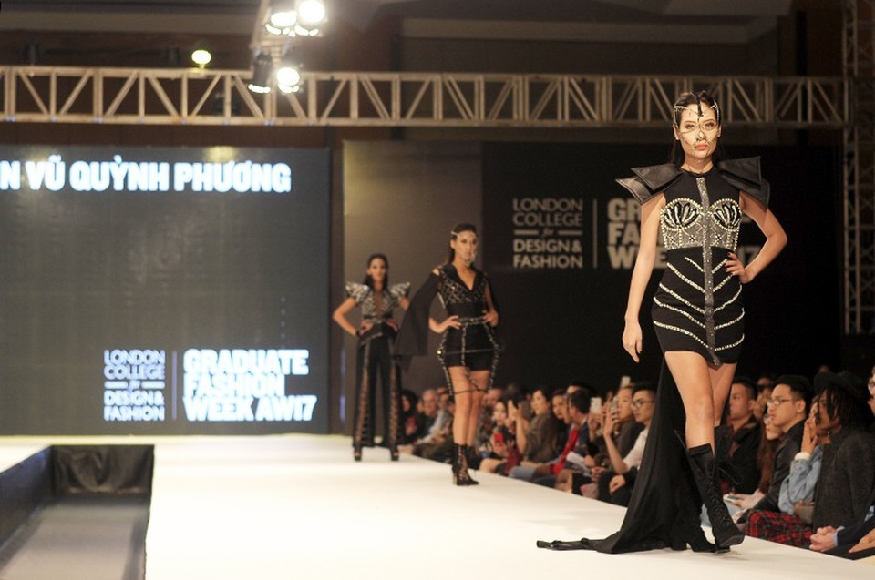 Sinh viên Việt đưa "trang phục ninja", mặt nạ phòng độc lên sàn diễn thời trang - 10 Sinh viên Việt đưa "trang phục ninja", mặt nạ phòng độc lên sàn diễn thời trang - 10