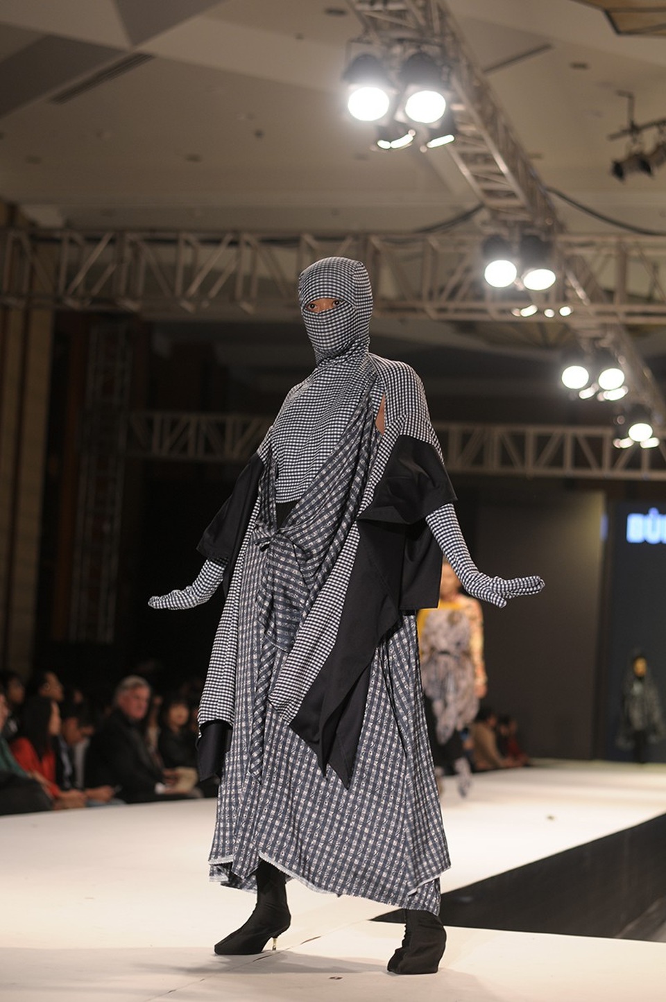 Sinh viên Việt đưa "trang phục ninja", mặt nạ phòng độc lên sàn diễn thời trang - 5
Một mẫu trang phục “kín mít” độc đáo của Bùi Nhất Nam